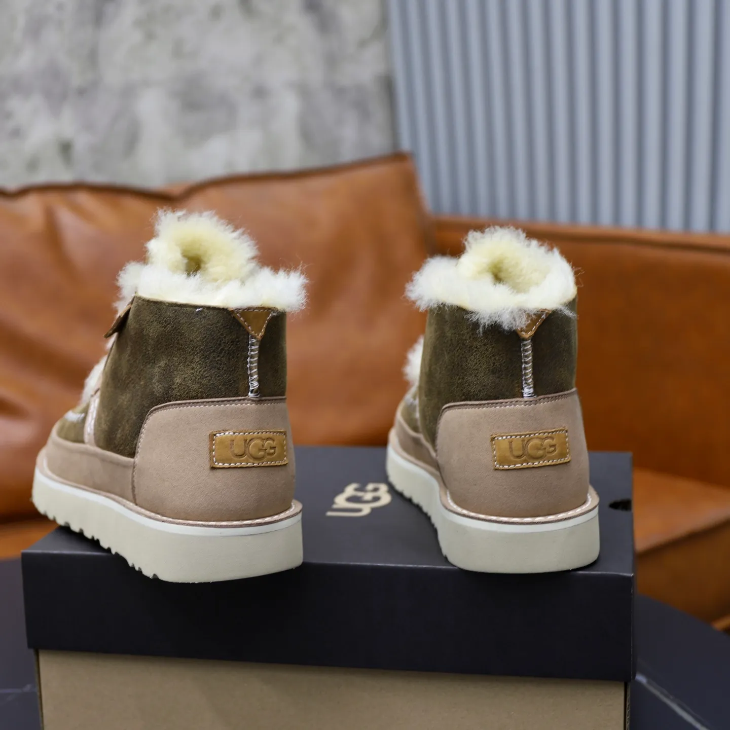 Ex-factory price: 620💰Thick wool imported from Australia Brand: UGG genuine purchase (fur integrated) Size: 39-44 (45 customized) Grade: Official website 1:1 Material: First layer of genuine leather waterproof and antifreeze upper Real wool lining Original non-slip and wear-resistant outsole Style category: Men's casual shoes Trendy style Comfortable on the feet Color: Official website color synchronization